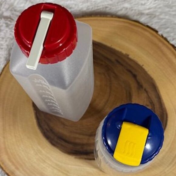 Vintage Set of 2 Rubbermaid 1qt Red Measuring + 1.25pt Blue Flip Top Bottles - Picture 11 of 12